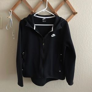 Nike high-low hooded black sweatshirt with zip pockets.